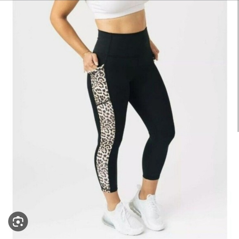 ZYIA Leopard Pocket Brilliant Hi-Rise Capri Crop Leggings Women’s Sized 6-8 Med